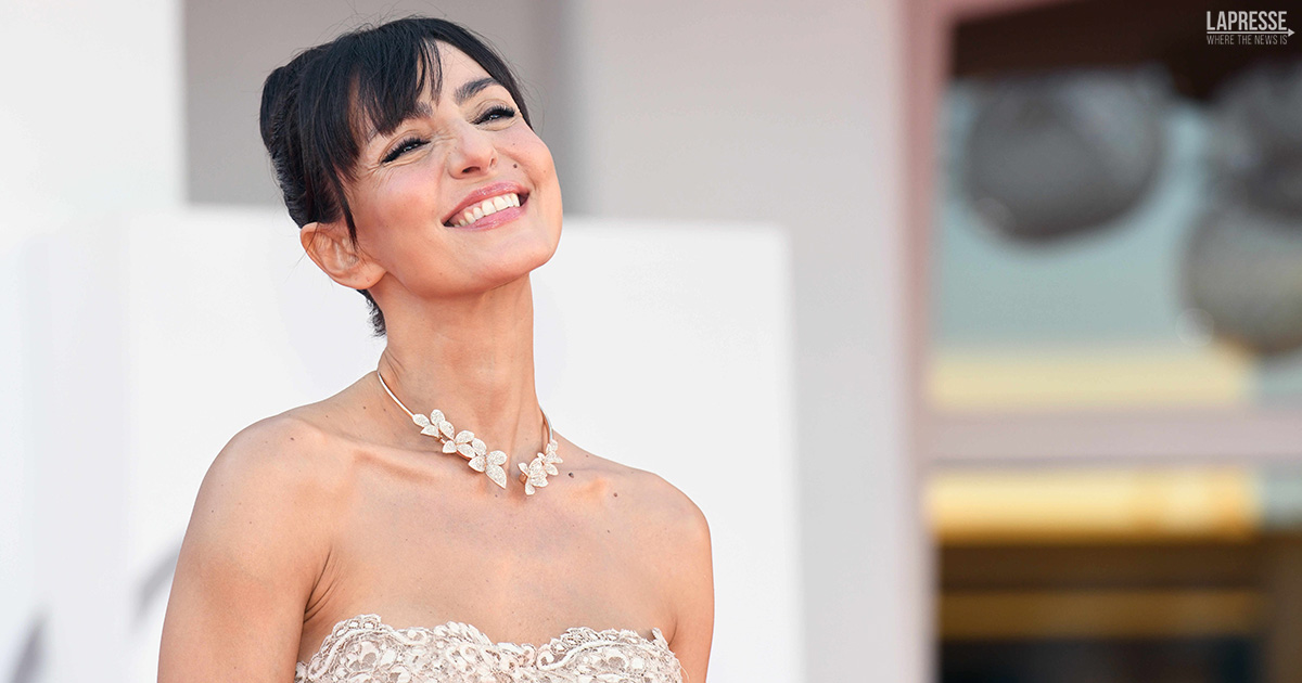 Ambra in ospedale canta “T’Appartengo” per l’amica malata di tumore: il video