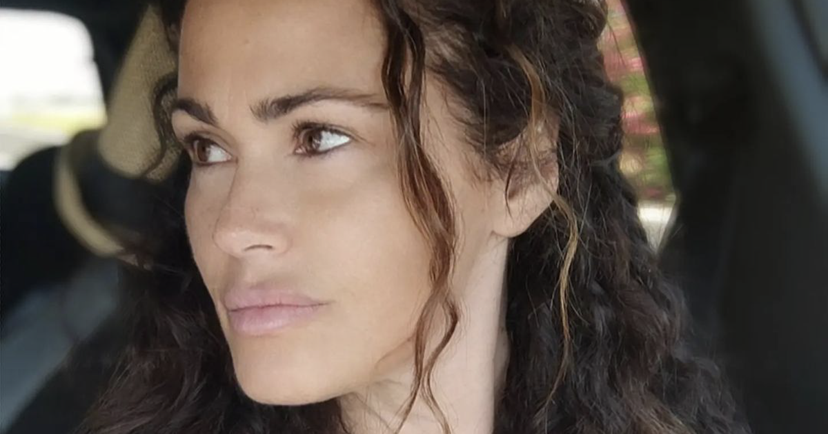 Cambio look radicale per Samantha De Grenet: bionda e liscia convince i fan? Le foto