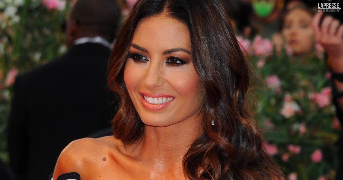 La Giacca Si Apre Sul Seno Nudo Le Foto In Topless Di Elisabetta Gregoraci