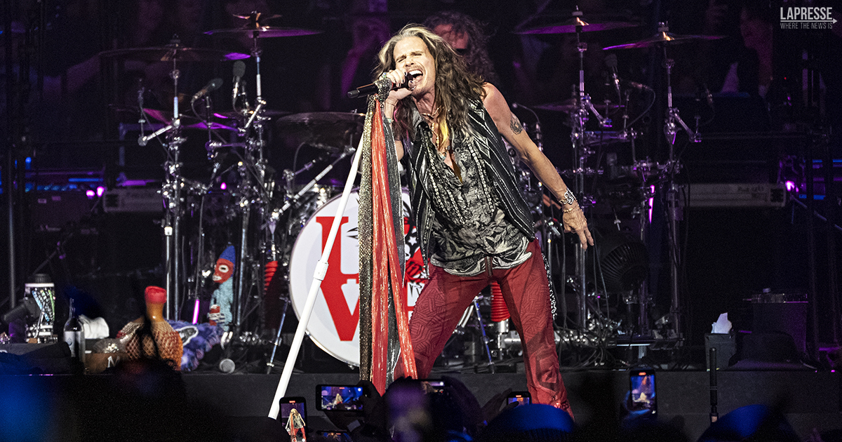 Gli Aerosmith cancellano il tour d’addio, Steven Tyler non ha più voce: il messaggio della band ai fan