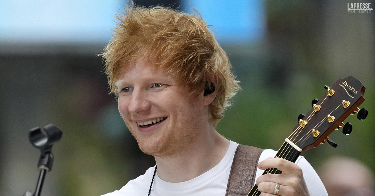 Ed Sheeran vero nerd, gioca a Pokémon sul maxischermo dello stadio: “Senza musica sarei ancora vergine”