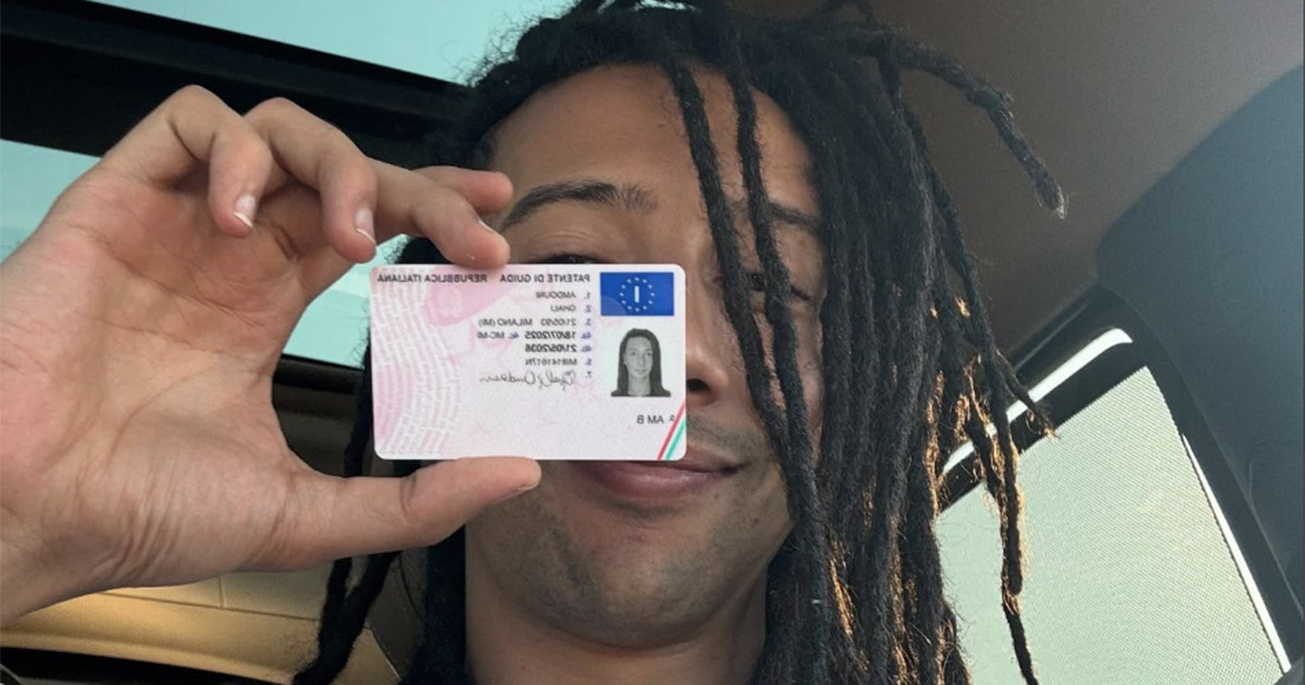 “Meglio tardi che mai”: Ghali prende la patente a 32 anni e festeggia sui social