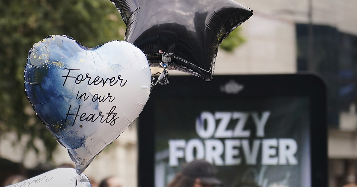 L’ultimo saluto a Ozzy Osbourne: in migliaia a Birmingham tra lacrime e musica, i video
