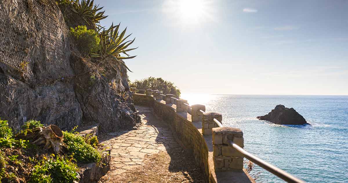 Stop ai selfie pericolosi: a Vernazza scattano divieti e multe dopo l’incidente sfiorato