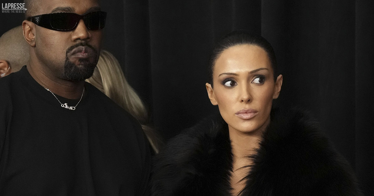 Seno nudo e tacchi a spillo, Bianca Censori è pura seduzione: le nuove foto della moglie di Kanye West