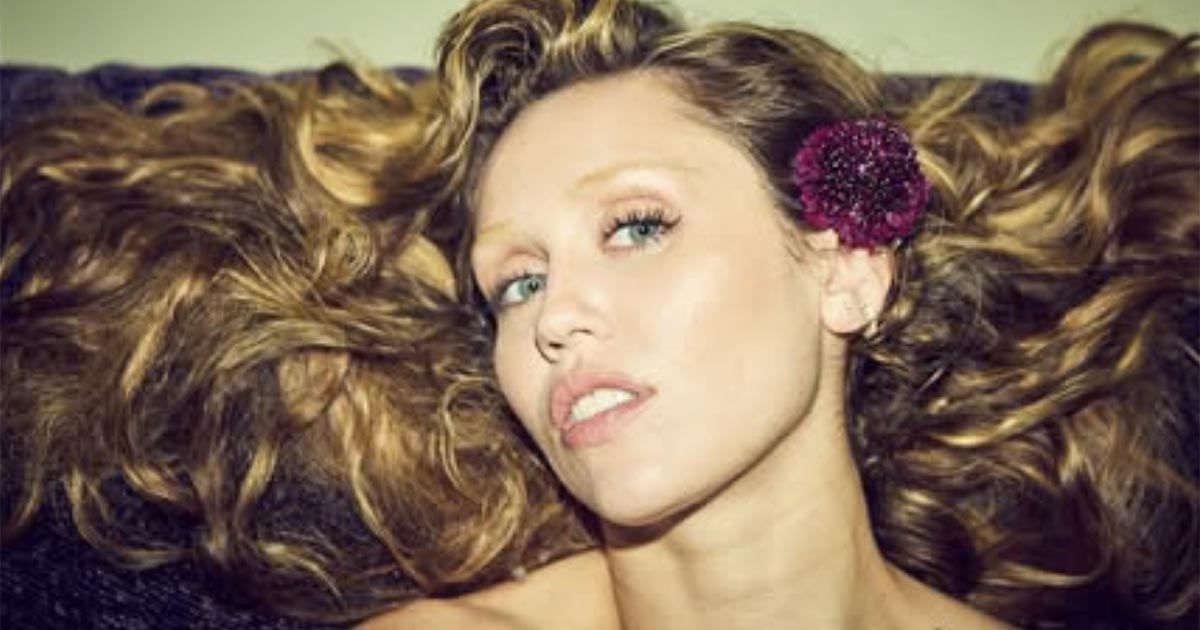 Miley Cyrus posa completamente nuda: la copertina è un ritorno (bollente) alle origini