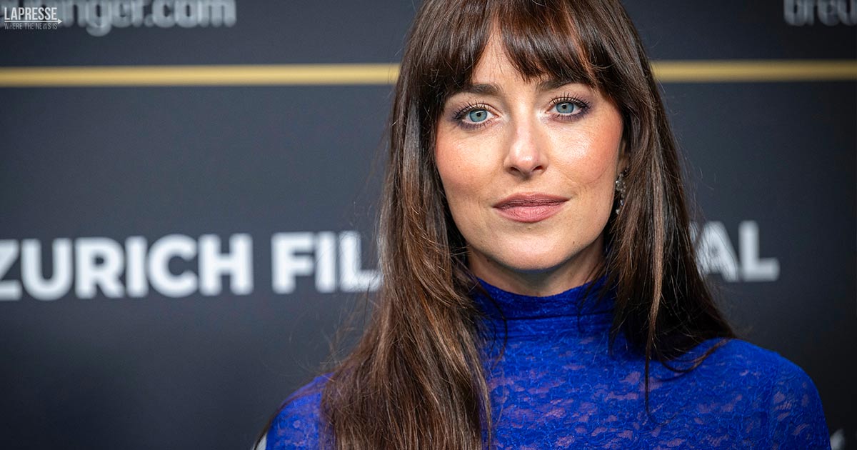 Sotto il vestito niente, il nuovo nude look di Dakota Johnson è audace