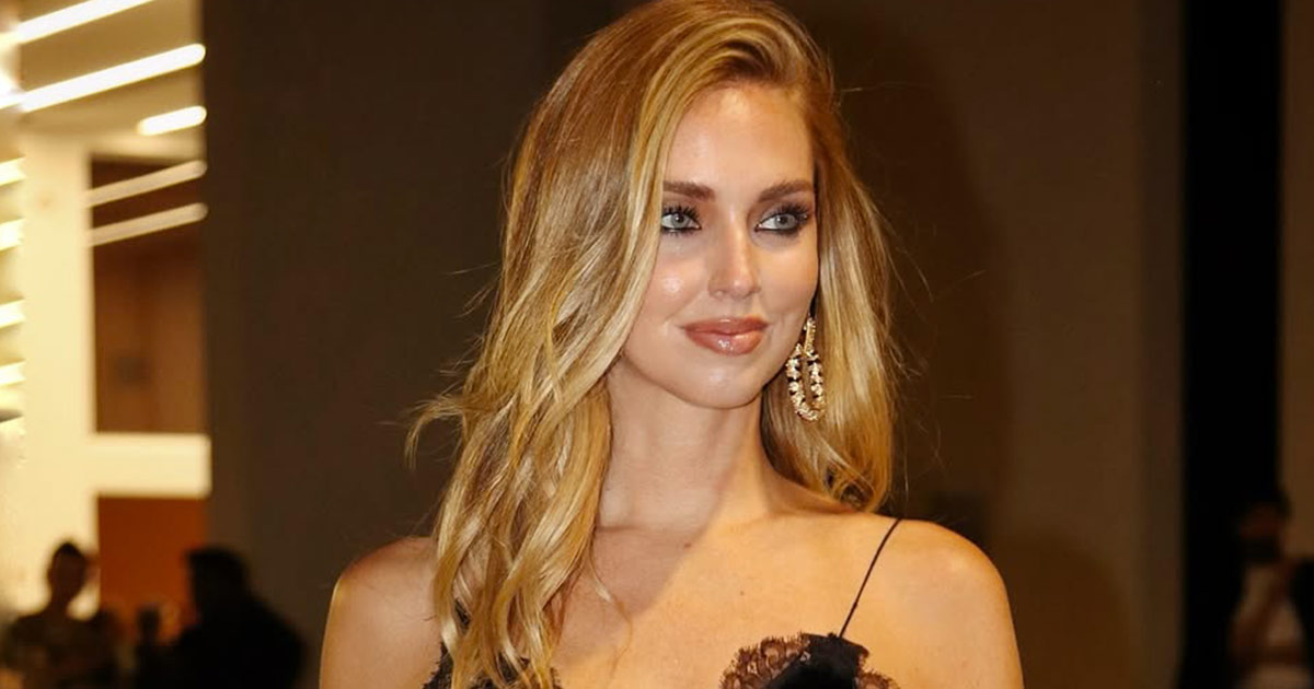 Il corpetto è audace: Chiara Ferragni sommersa dalle critiche (e tornano i gossip su Tronchetti Provera)