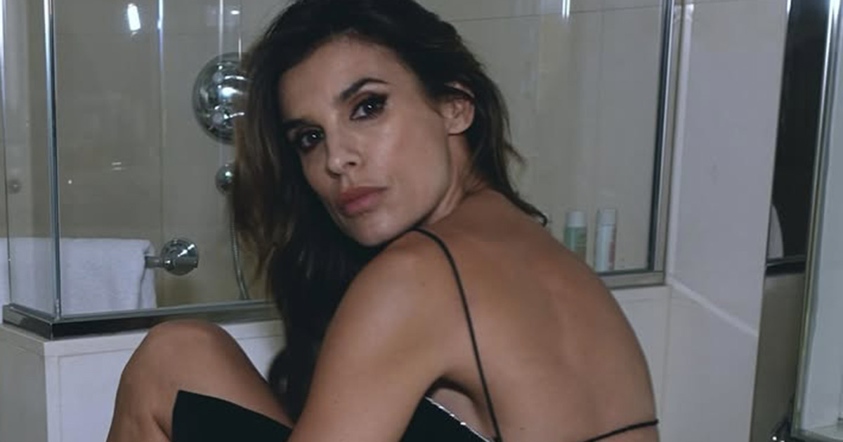 La gonna scivola sull’intimo di pizzo, Elisabetta Canalis lascia tutti senza parole