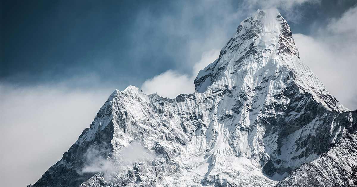 Emergenza sull’Everest, centinaia di escursionisti intrappolati da una bufera