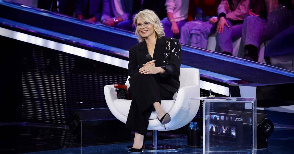 Amici 25: Maria De Filippi che balla scatenata è la nuova tendenza che fa impazzire i social