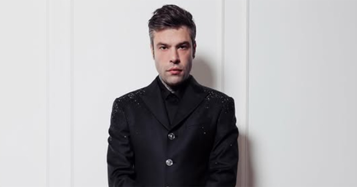 Fedez abbandona i social e si riscopre scrittore, arriva il suo primo libro: titolo, data d’uscita e di cosa parla