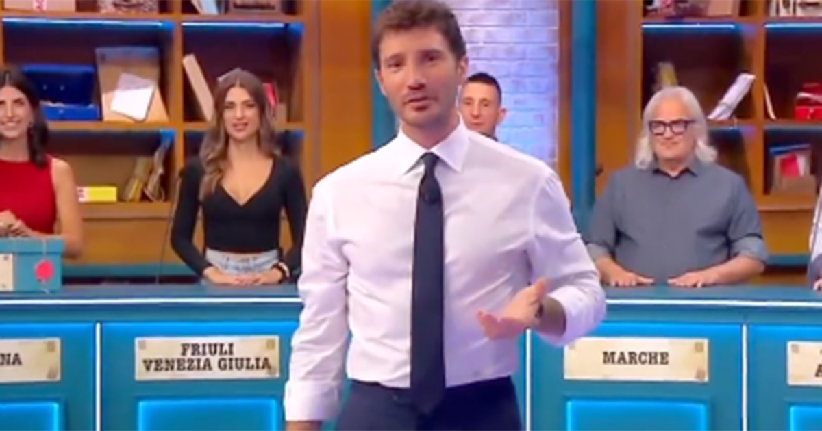 Affari Tuoi “beccato”, vincite gonfiate? Stefano De Martino ironizza sul “troppo” successo