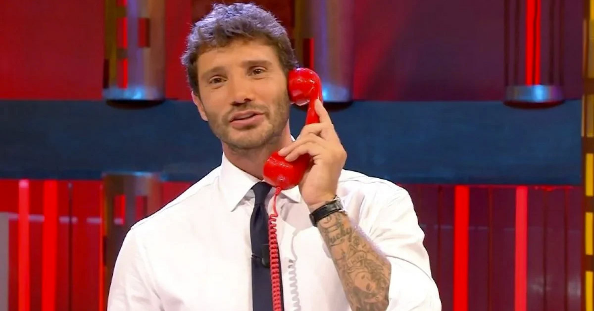 Stefano De Martino nella bufera: dopo le critiche sui concorrenti, la polemica sulle Regioni “sparite”