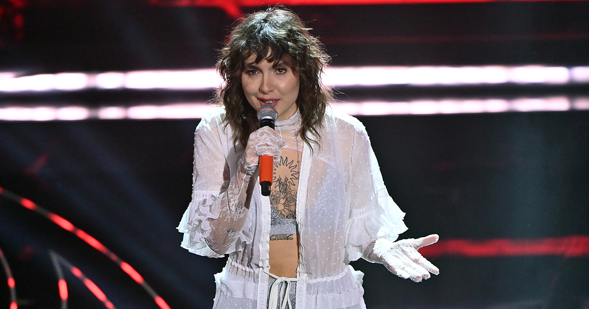 Cambio look estremo per il ritorno di Madame: i ricci diventano biondo platino, il video Cambio look estremo per il ritorno di Madame: i ricci diventano biondo platino, il video