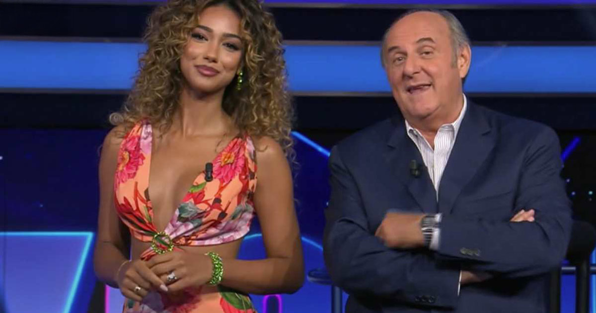 Gerry Scotti e Samira Lui rispondono a Fabrizio Corona la frecciatina in diretta a La Ruota della Fortuna