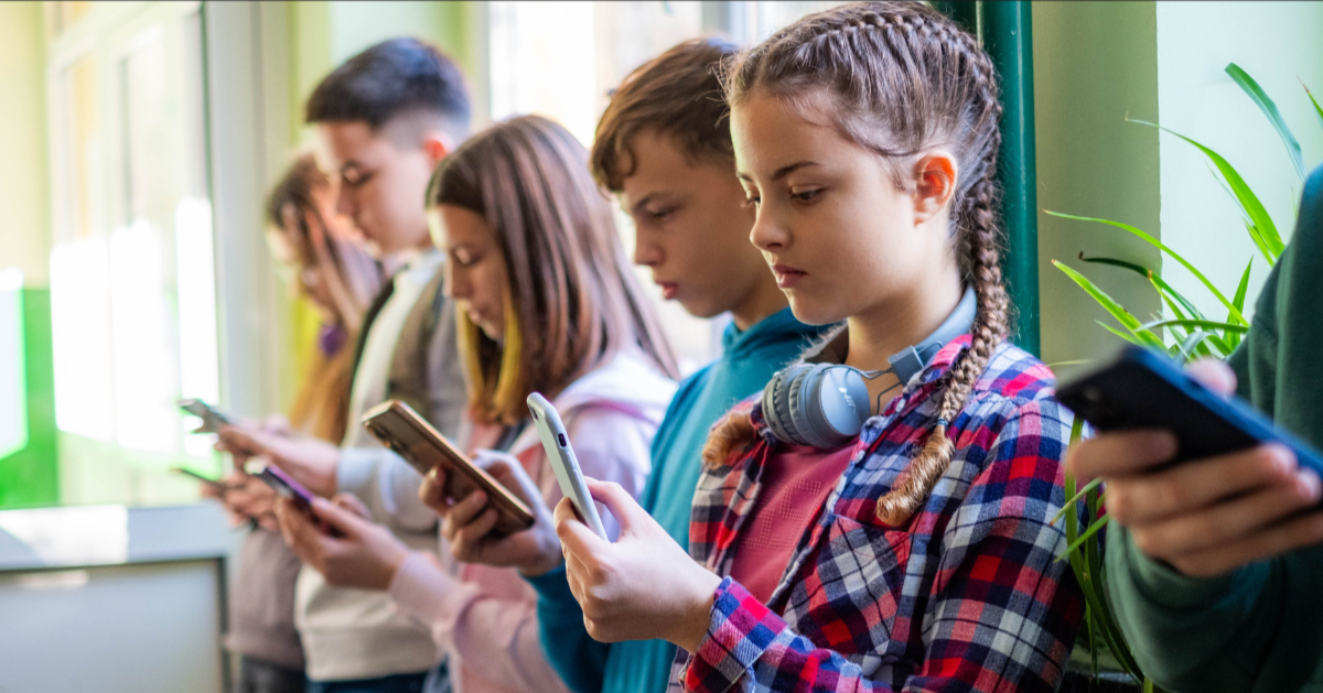 Ora anche i minori di 13 anni potranno usare WhatsApp: la scelta fa discutere (ma c’è un però)