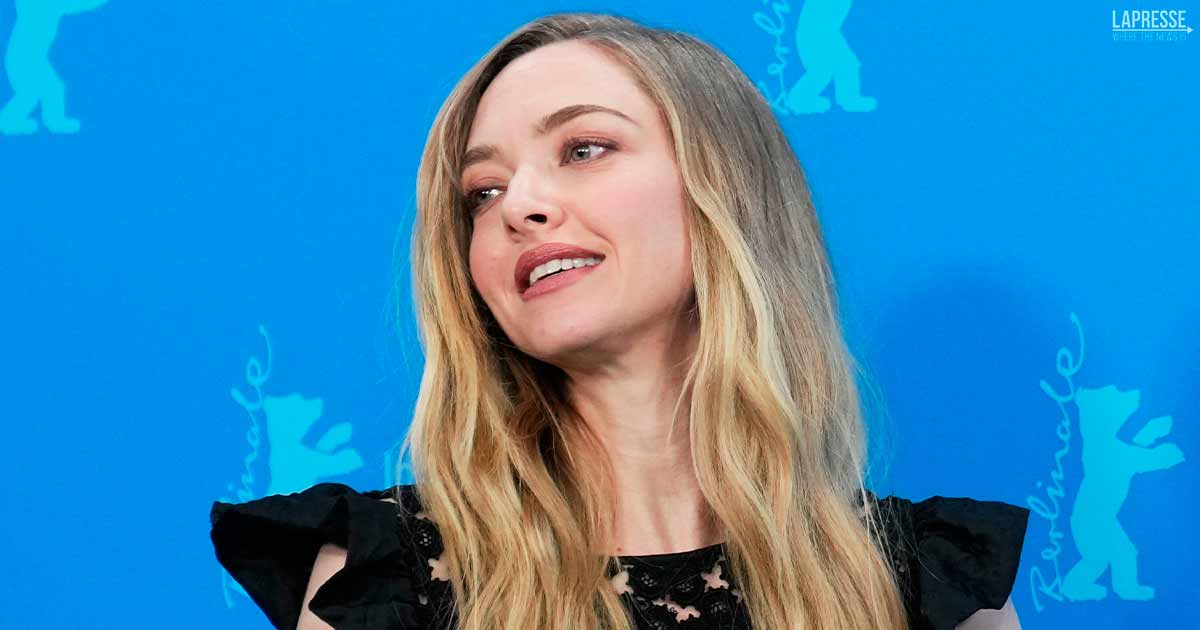 Amanda Seyfried in abito oro con una scollatura mozzafiato le foto fanno esplodere il gossip
