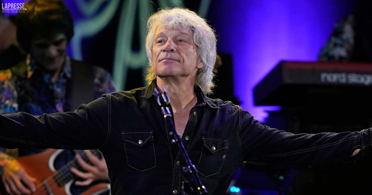Jon Bon Jovi interrompe il concerto e lascia il palco: “Non buttate i biglietti”. Cosa è successo