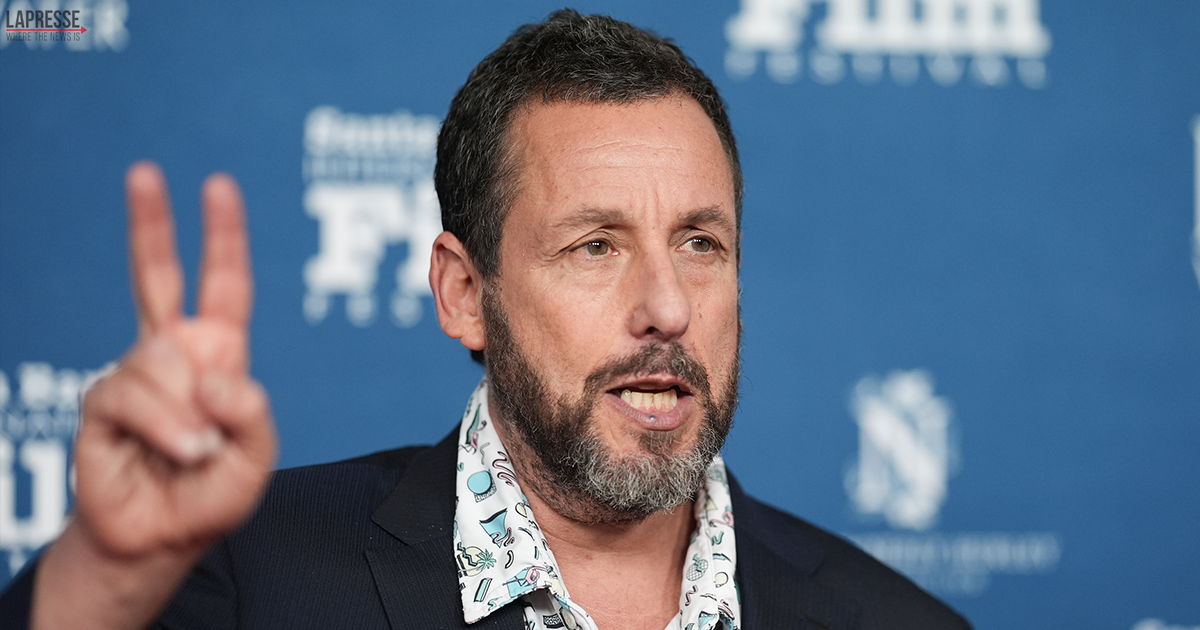 Adam Sandler sorpreso al Parco Sempione di Milano: la partita a basket improvvisata con i ragazzi Adam Sandler sorpreso al Parco Sempione di Milano: la partita a basket improvvisata con i ragazzi