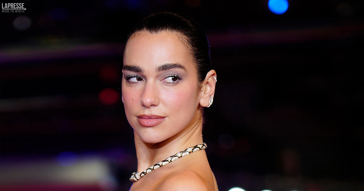 Gossip su Dua Lipa schiena nuda e scollatura da urlo labito nero scelto per la partita di baseball